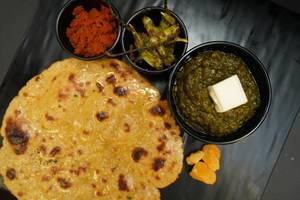 Sarson ka Saag Makai ki Roti (Seasonal)