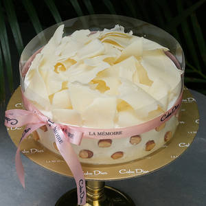 White Chocolate & Roasted Almond Cake (500gms)
