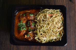 Veg Manchurian with Hakka Noodles[Serves 1]
