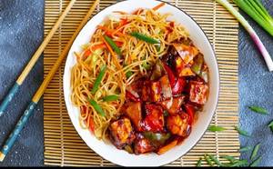 Chilli Paneer with Veg Noodles[Serves 1]