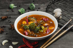 Mushroom, Brocoli, Babycorn In Hunan Sauce (gravy)