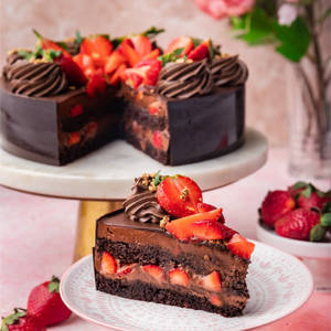 1/2 Kg Strawberry Double Chocolate Cake