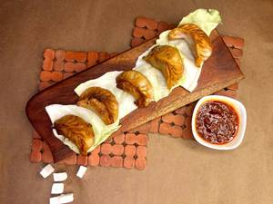 Pan Fried Paneer Tikka Momos (5 Pcs)