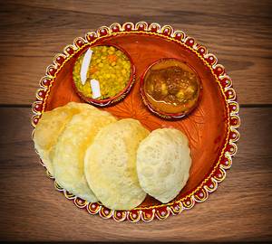 Luchi Cholar Dal Narkel Diye and Aloor Dum