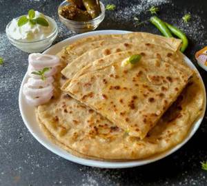 Aloo Paratha With Pickle