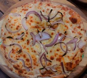 Cheese and onion pizza