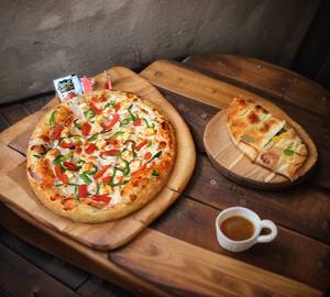 Spicy Kadhai Paneer Pizza (7inch) with Garlic Bread Stick