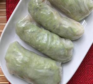 Fresh rice paper spicy tofu rolls with hot and sweet chilli sauce (5 rolls)