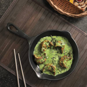 The La La La Basil Chicken Saucy Momos