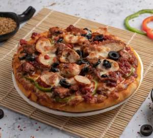 Loaded chicken pizza