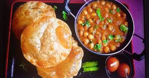 4 Puri With Chole