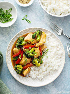 Steamed Rice With White Sauce Boiled Chicken