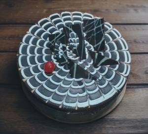 Dark chocolate with crush cake