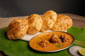 Poori With Chicken Curry [4 Pieces]