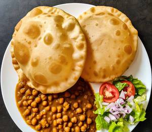 Chole bhature [2 pcs]
