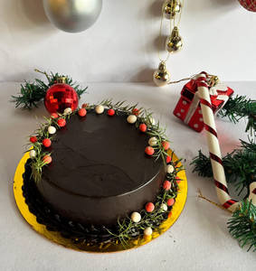 Christmas Chocolate Truffle Wreath Cake - Eggless