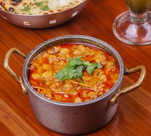 Amritsari chole kulche