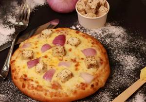 Onion and paneer pizza