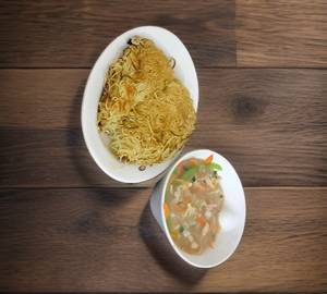 Pan Fried Noodles With Chicken & Vegetables in gravy