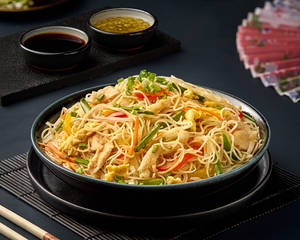 Chicken & Egg Hakka Noodles
