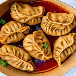 Paneer Chilli Gravy Momos 