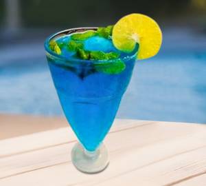 Blue curacao mojito