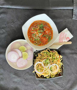 Hakka Noodles With Veg Manchurian [4 Pieces]