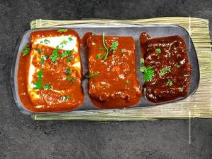 Paneer Chilly Gravy Momos 