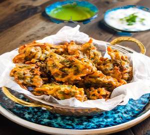 Crispy Aloo Pyaz Ke Pakode(Half) With Green Chutney