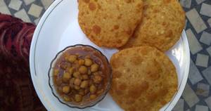 Chole & Puri ( 4 Pcs)
