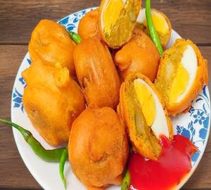 Fried Egg Pakode (2 Eggs) With Green Chutney