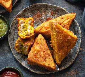 Aloo Stuff Bread Pakoda with green chutney