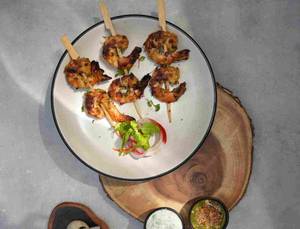 Saoji Prawns With Garlic Chutney And Cucumber Raita