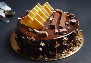 Kit-kat Crunch Cake