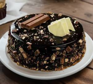 Chocolate crunchi kitkat cake