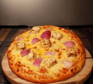 Paneer and onion pizza