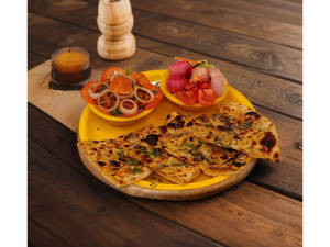 Amritsari Naan With Chole