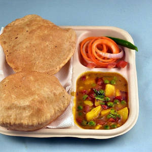 Poori With Aloo Matar Sabzi (4 Piece Of Poori)