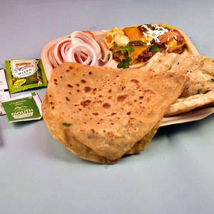 Kadhai Paneer With Choice Of Bread