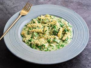 Spinach, Garlic And Cream Sauce Pasta