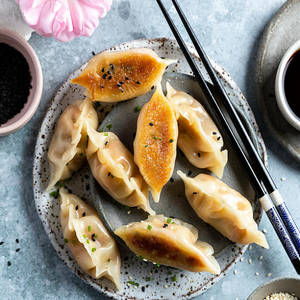 Veg With Burnt Garlic Gyoza [6 Pcs]