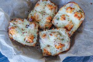 Paneer Tikka Garlic Bread 