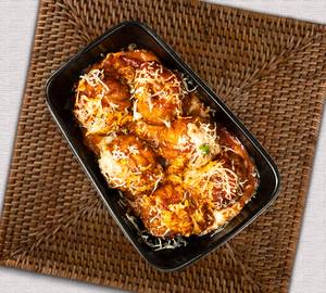 Cheese melting gravy momos