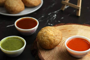 Pyaj Kachori [in Pieces]