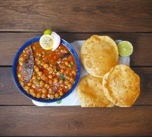 Chole bhature [2 bhature]