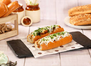 Chilli Paneer Hot Dog