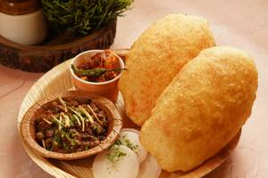 Chole Bhature (2 Pcs )