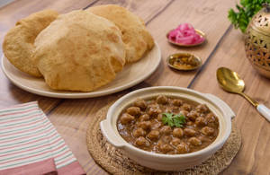 Poori Chole [3 pcs]