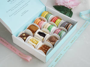 Pack Of 6 Cheesecakes And 12 Macarons