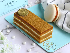 Harley's Spl. Classic Russian Medovik With Macaron